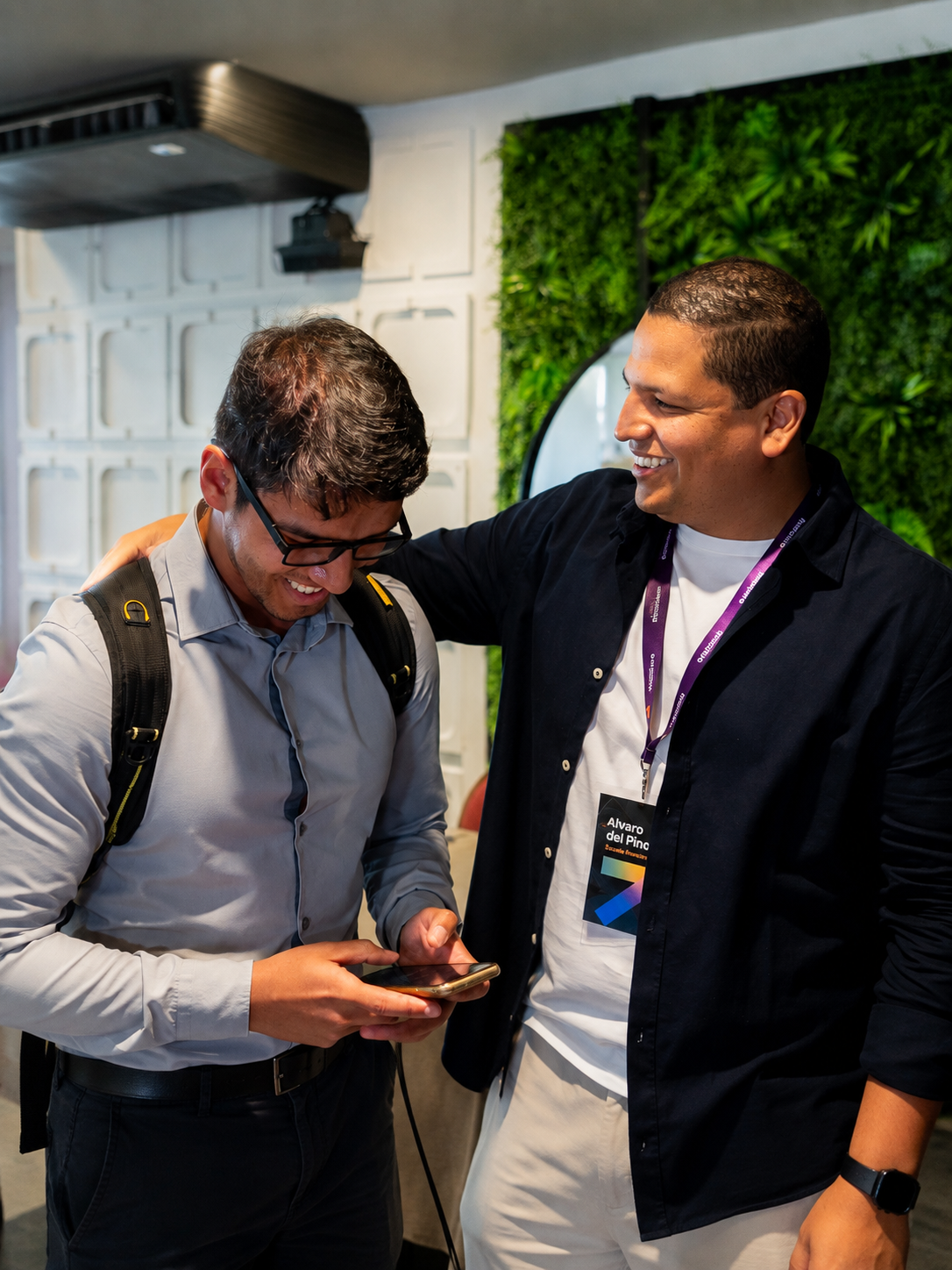 Álvaro de Tu Causa Financiero junto a un participante durante un evento financiero